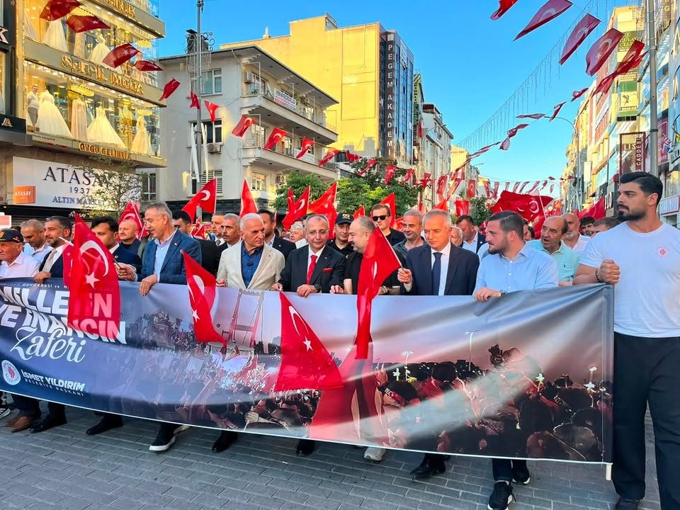 Ümraniye’de 15 Temmuz Ruhu Çığ Gibi Büyüdü: Protokol ve Vatandaşlar Demokrasi İçin Omuz Omuza Yürüdü!