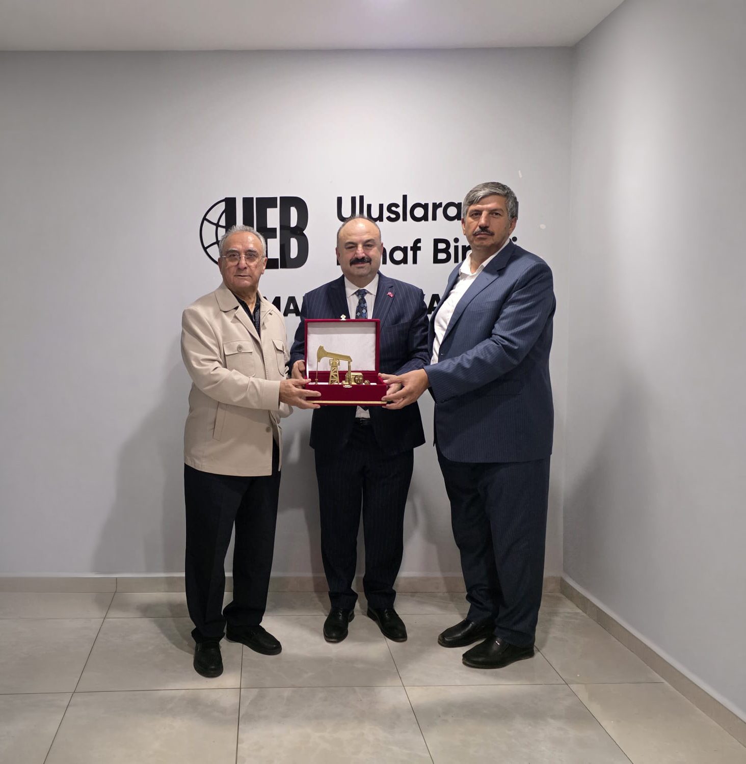 TÜED BATMAN ŞUBESİ’NDEN UEB’YE ANLAMLI HİZMET PLAKETİ